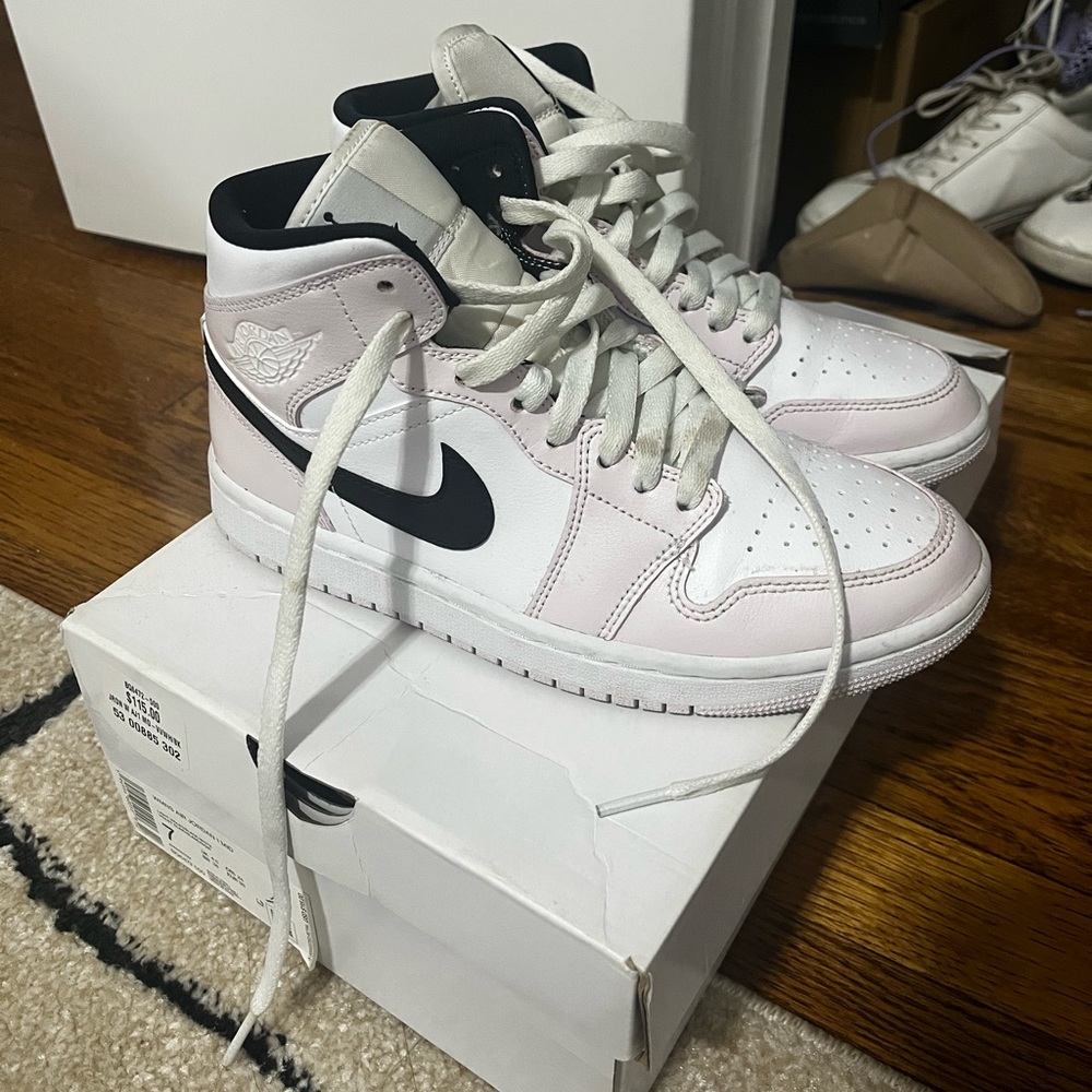 Jordan 1 mid Barely Rose